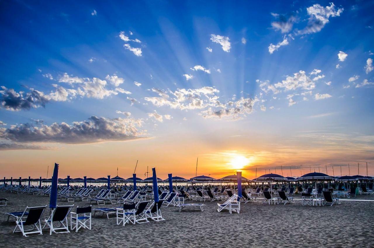 Mirabilia Beach Viareggio Exteriör bild